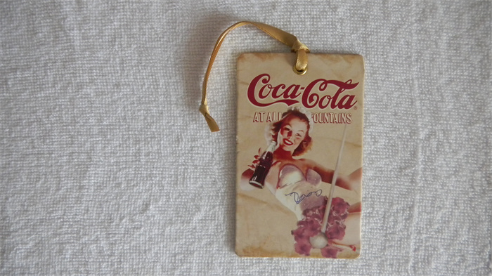 Paper hangtag with matt finish